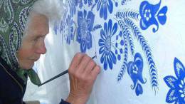 Signora di 87 anni dipinge le case dei vicini per hobby