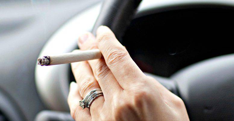 Fuma in auto con iminorenne: multa di 110 euro