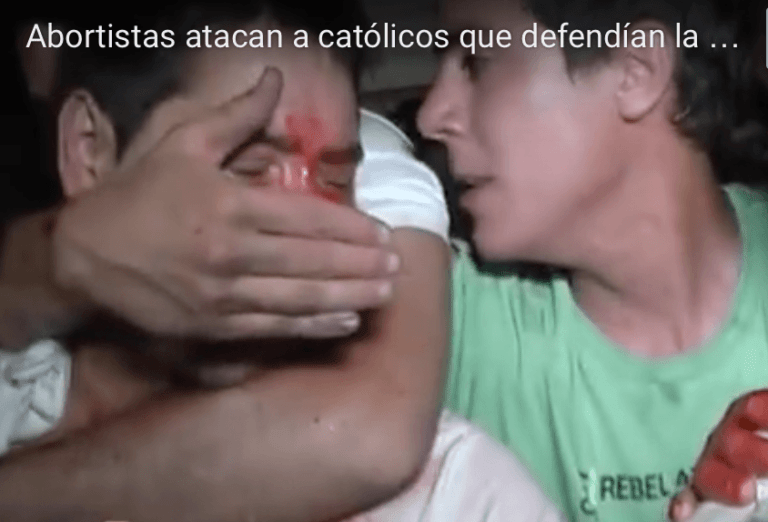 Il Video della Vergogna Umana, Guardate cosa Fanno a dei fedeli che proteggono la loro Chiesa in Argentina