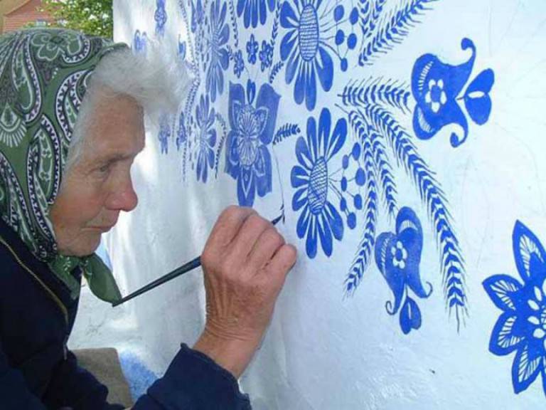 Signora di 87 anni dipinge le case dei vicini per hobby
