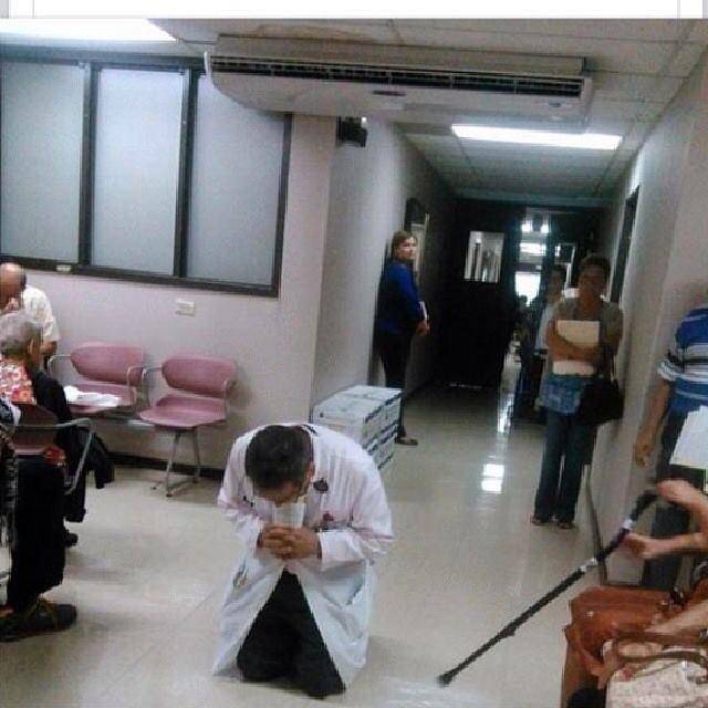 Il cardiologo più prestigioso di Porto Rico, prega ogni giorno per i suoi pazienti.