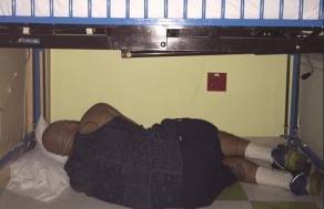 Si addormenta sotto la culla del figlioletto malato in ospedale, papà commuove il web