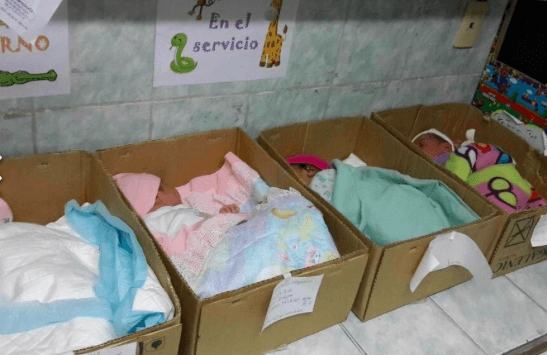 Venezuela, in ospedale mancano le culle: i neonati finiscono nelle scatole di cartone dei medicinali