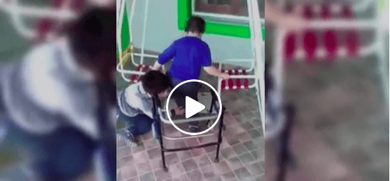 Un bambino aiuta un suo amico disabile a salire sull’altalena