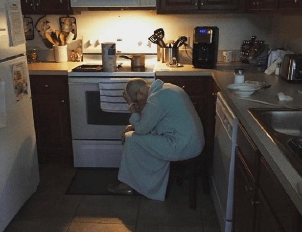 Un uomo vede la madre seduta in cucina a piangere – gli si spezza il cuore quando scopre perchè