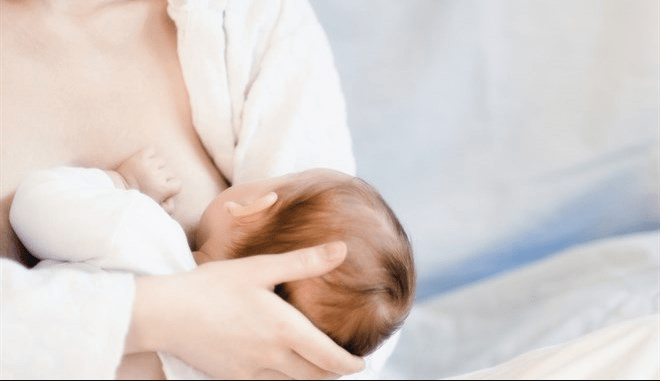 Mamma si addormenta mentre allatta il figlio: il piccolo muore
