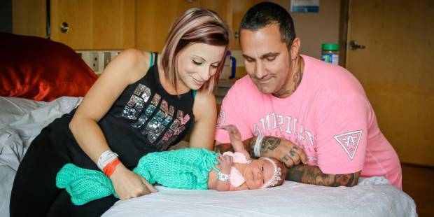 Dopo che la loro bimba neonata è morta per un bacio, i genitori condividono un messaggio importante