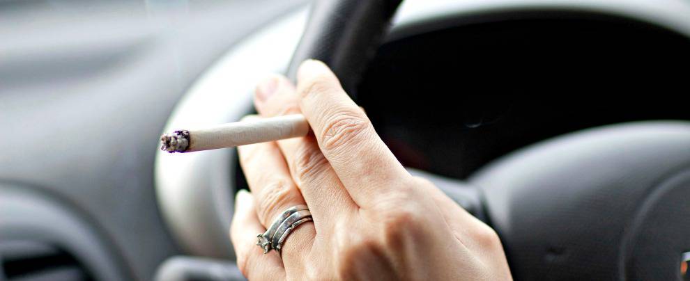 Fuma in auto con iminorenne: multa di 110 euro