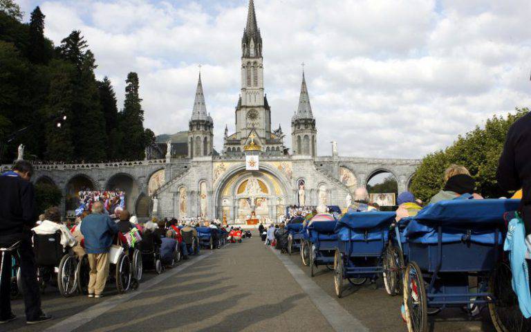 Un bambino a Lourdes: «Gesù, se non mi guarisci lo dico a tua Madre»
