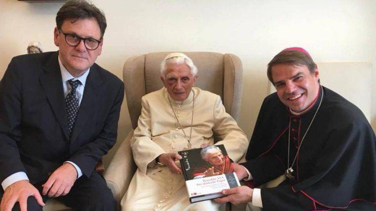 Benedetto XVI con un occhio nero, la foto spaventa i fedeli: “È malato?”