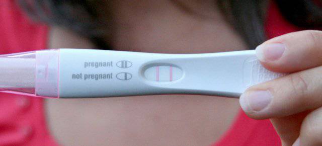 Ragazza incinta: il fidanzato tenta di farla abortire con la candeggina