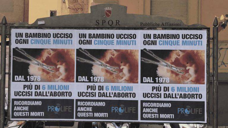Shock! Roma, manifesti contro l’aborto. Donne in rivolta: “È una grave offesa”